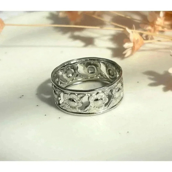 Vintage Pewter Sunflower Motif Carved Band Ring - Size 7.75 - Picture 3 of 9